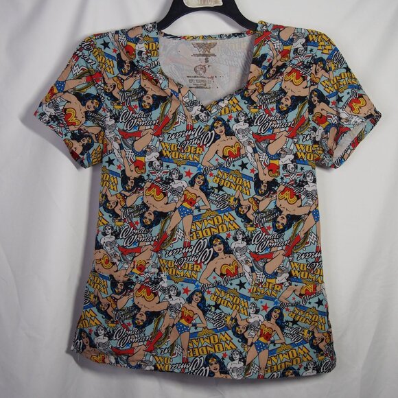 Wonder Woman Comic Art V-Neck Scrubs Top Size M/L - Picture 2 of 10